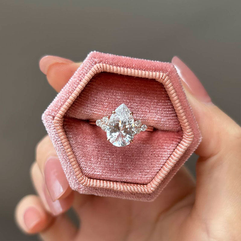 Clarissa – Anello con diamante a forma di goccia con finitura dorata