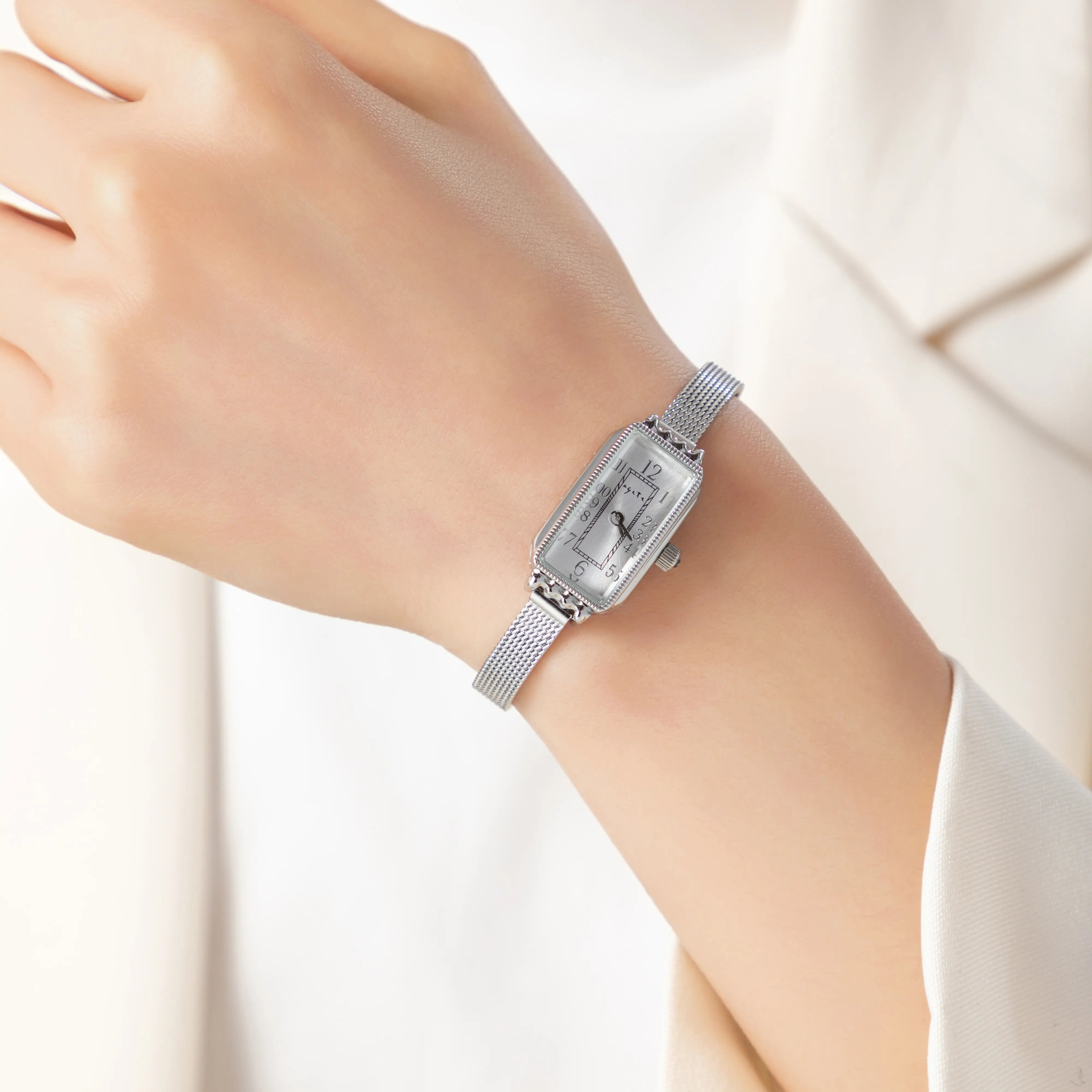 Theoresa – Orologio dorato con quadrante rettangolare.