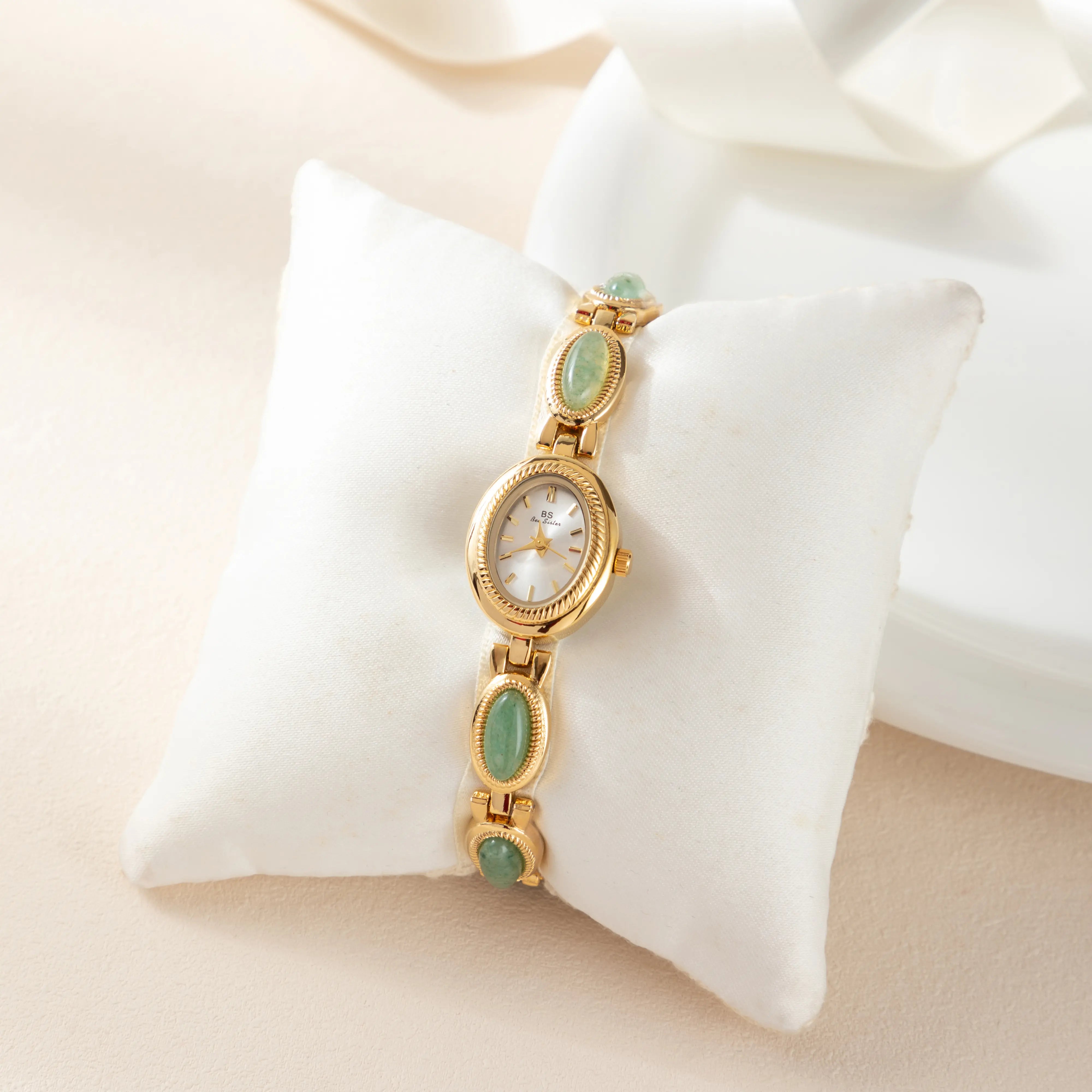 Clara – Orologio dorato con cassa allungata