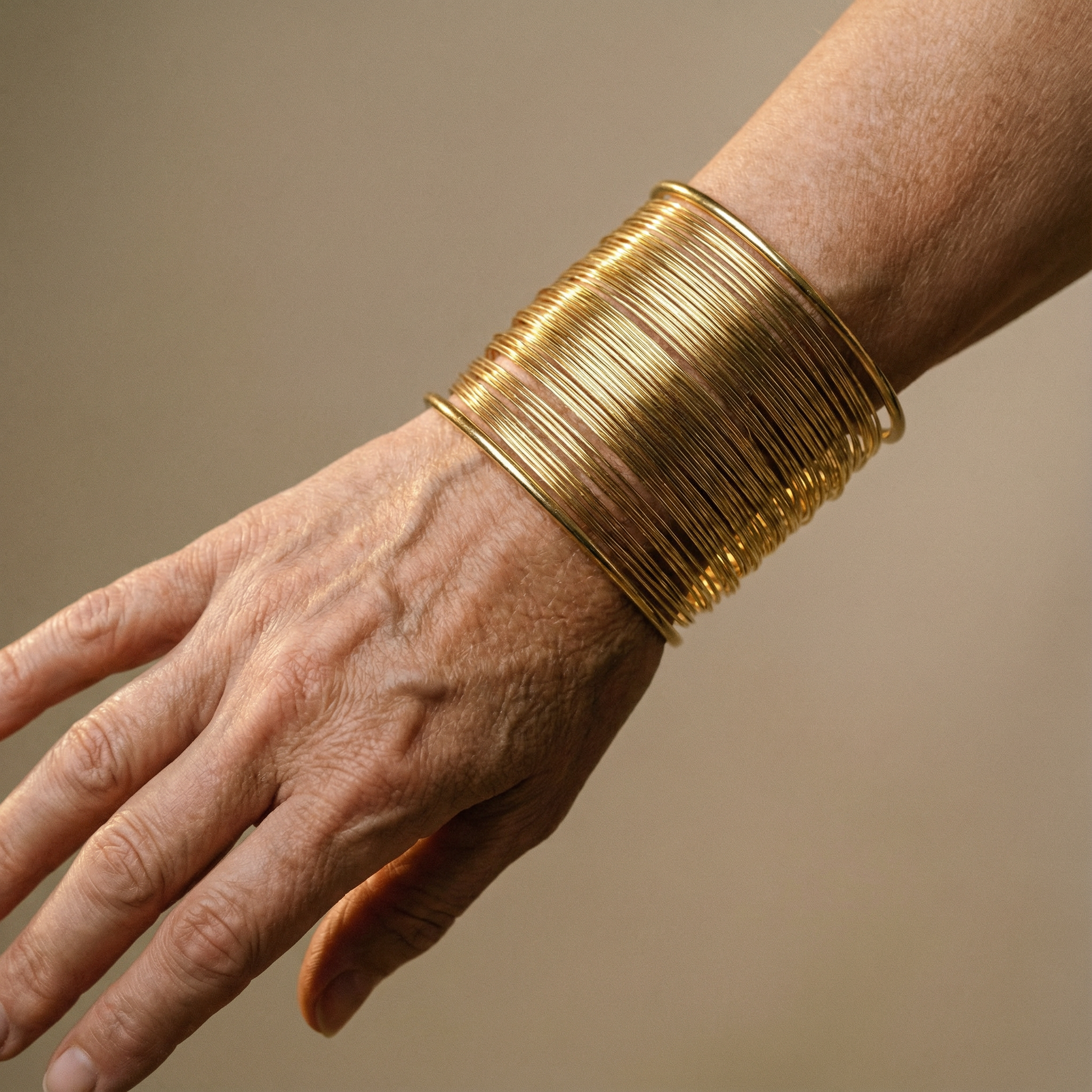 Bracciale aperto con spirale in oro