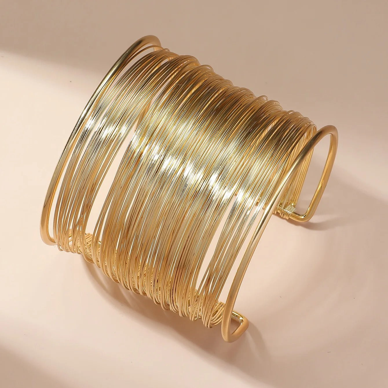 Bracciale aperto con spirale in oro