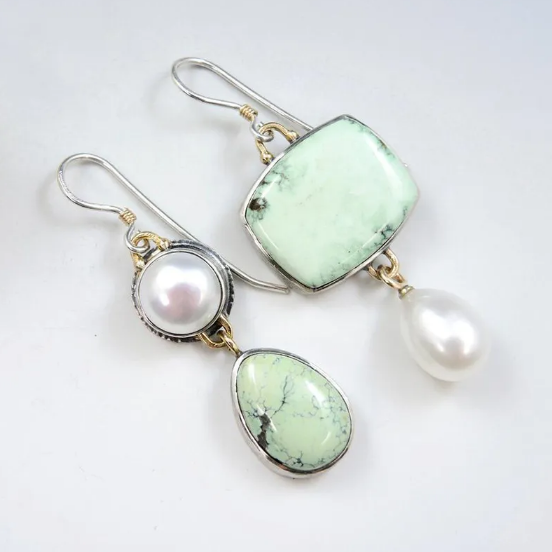 Orecchini asimmetrici in perla e smalto verde
