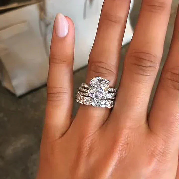 Iris – Anello con diamante e pietra ovale.