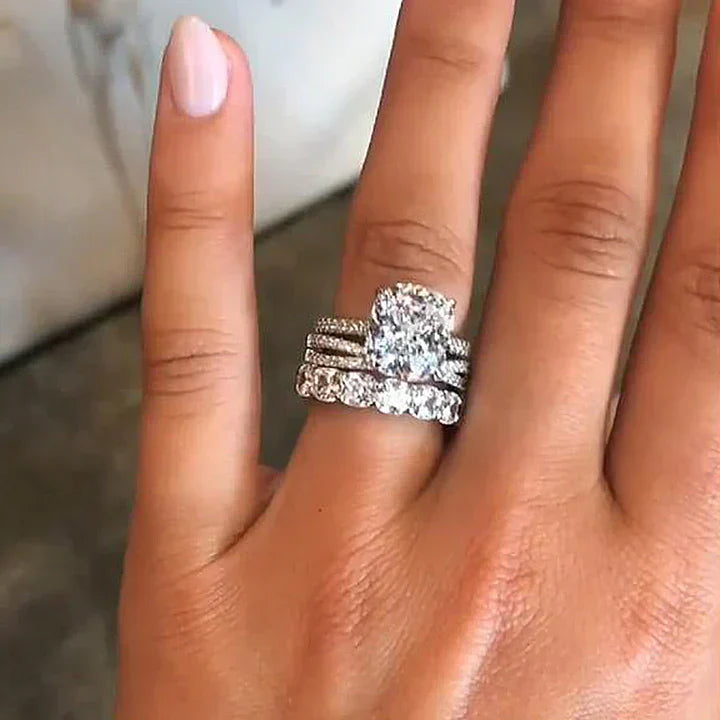 Iris – Anello con diamante e pietra ovale.