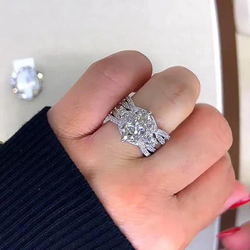 Emilia – Anello con brillante diamante e taglio rettangolare.