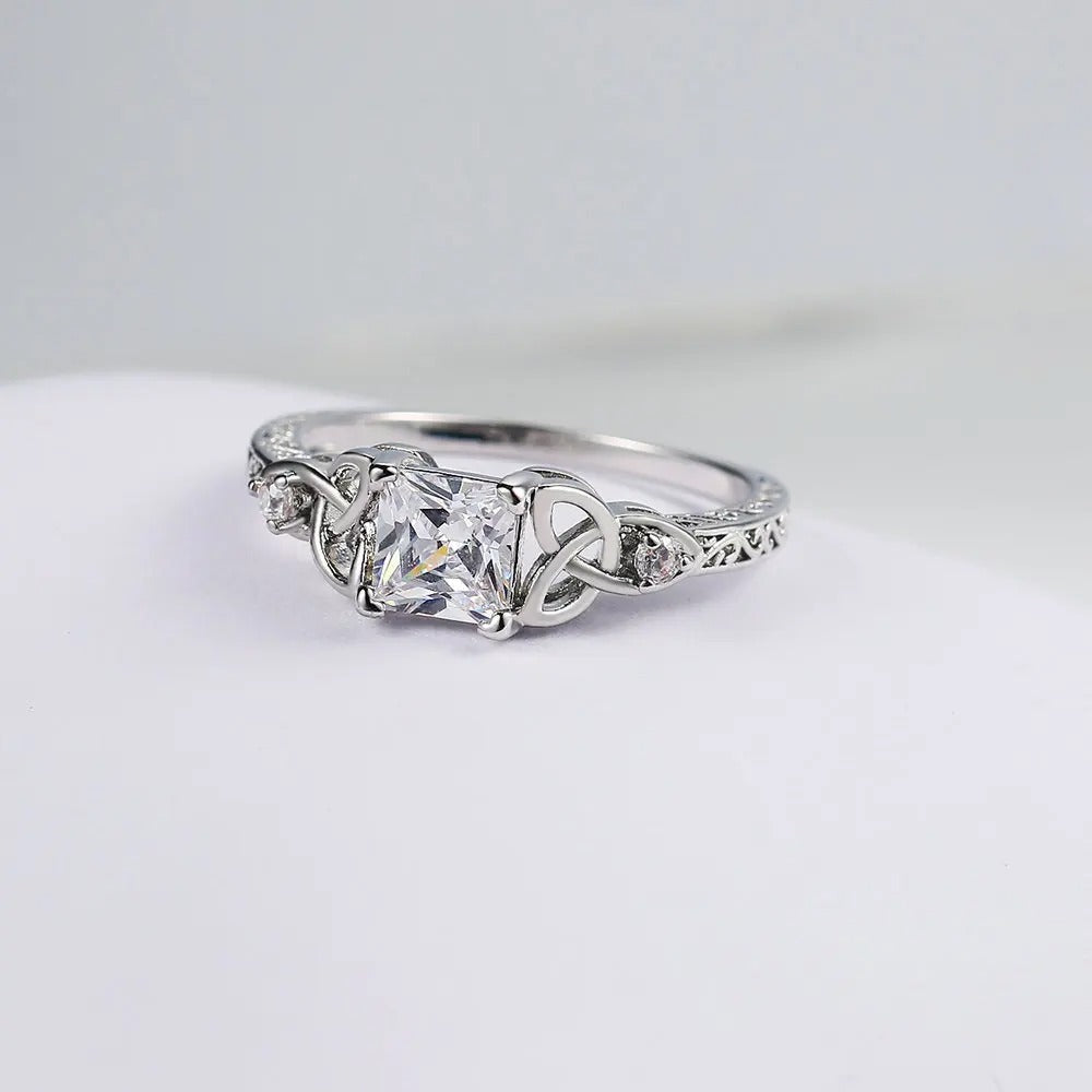 Anello con Design a Nodo e Pietra Preziosa al Centro