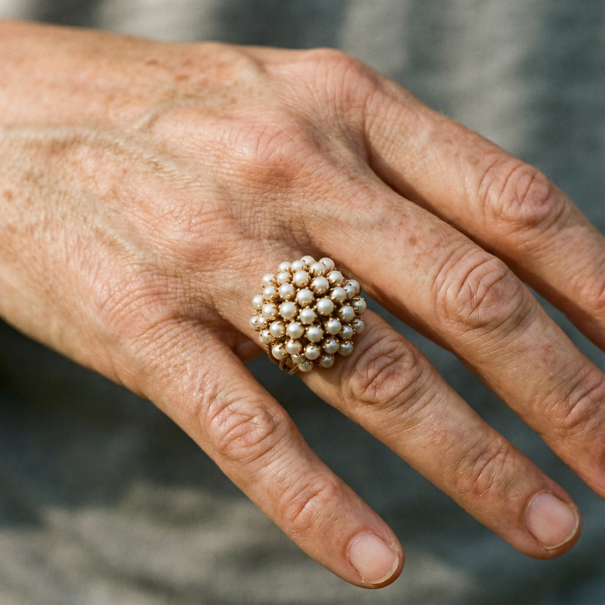 Anello con rivestimenti in perle