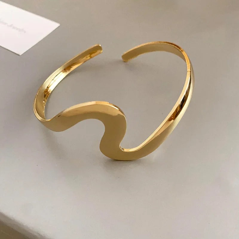 Bracciale aperto classico con onda d'oro