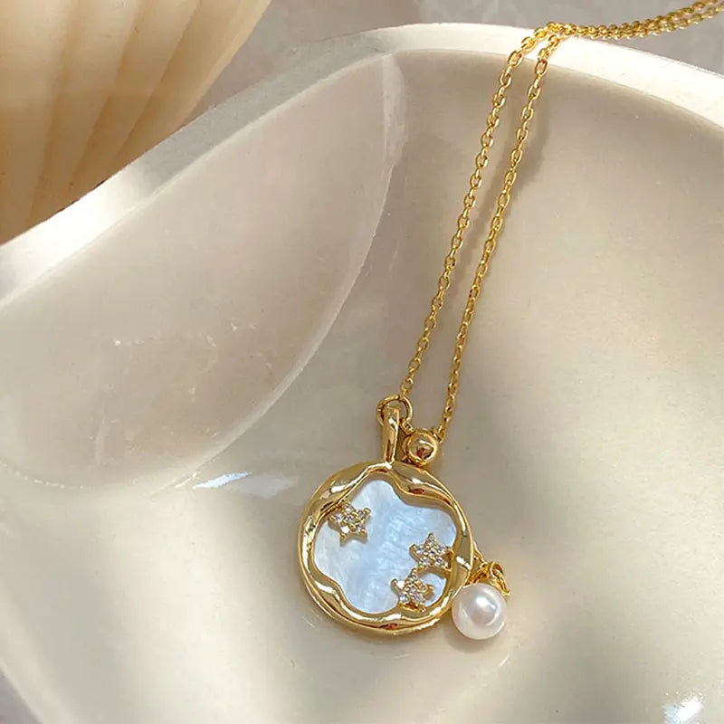 Collana in pietra di luna con margherite in oro
