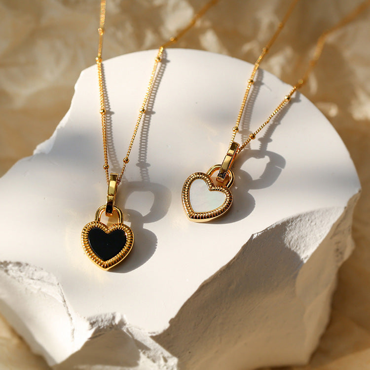 Collana con Pendente Nero e Bianco a Forma di Cuore in Oro