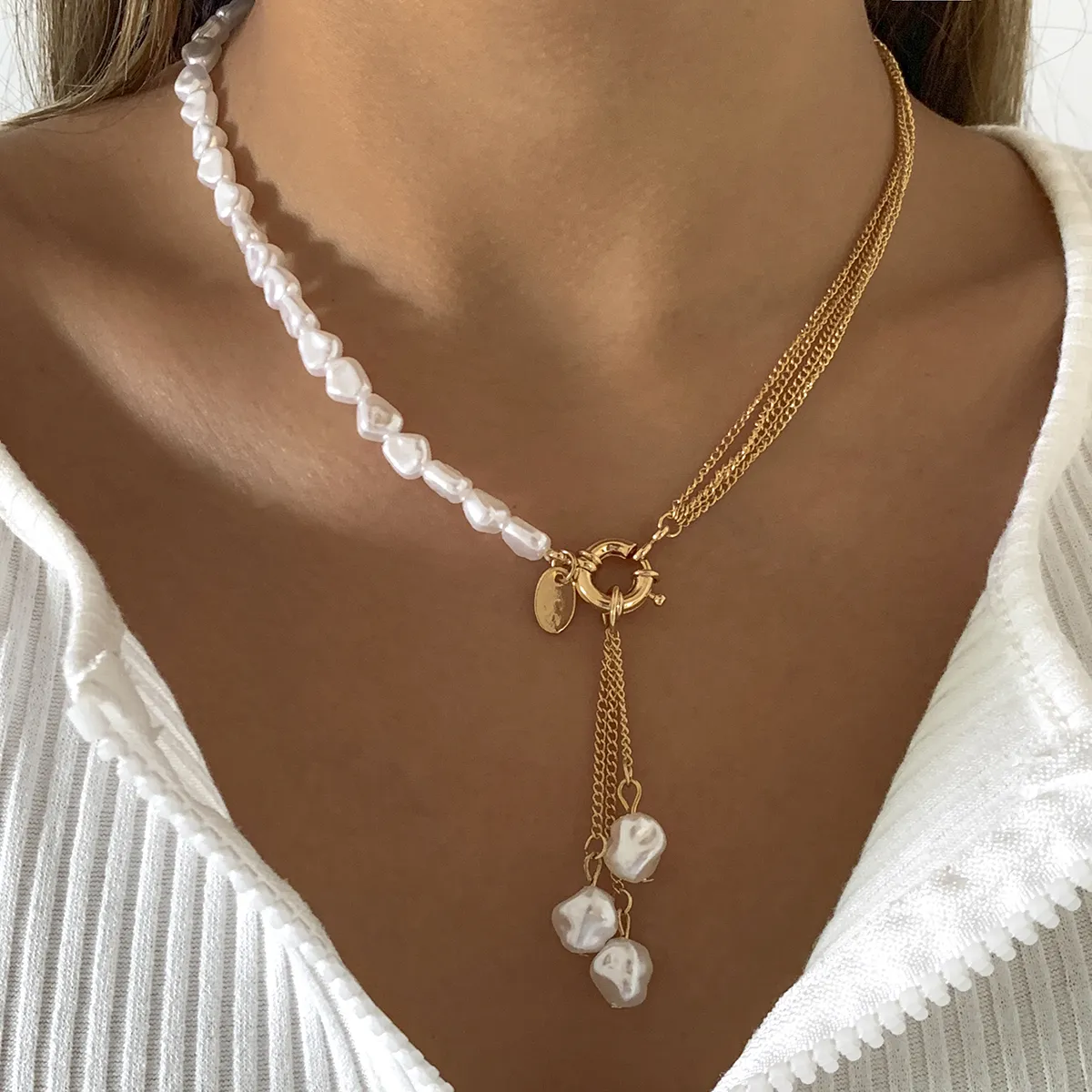 Collana con elegante pendente in perle