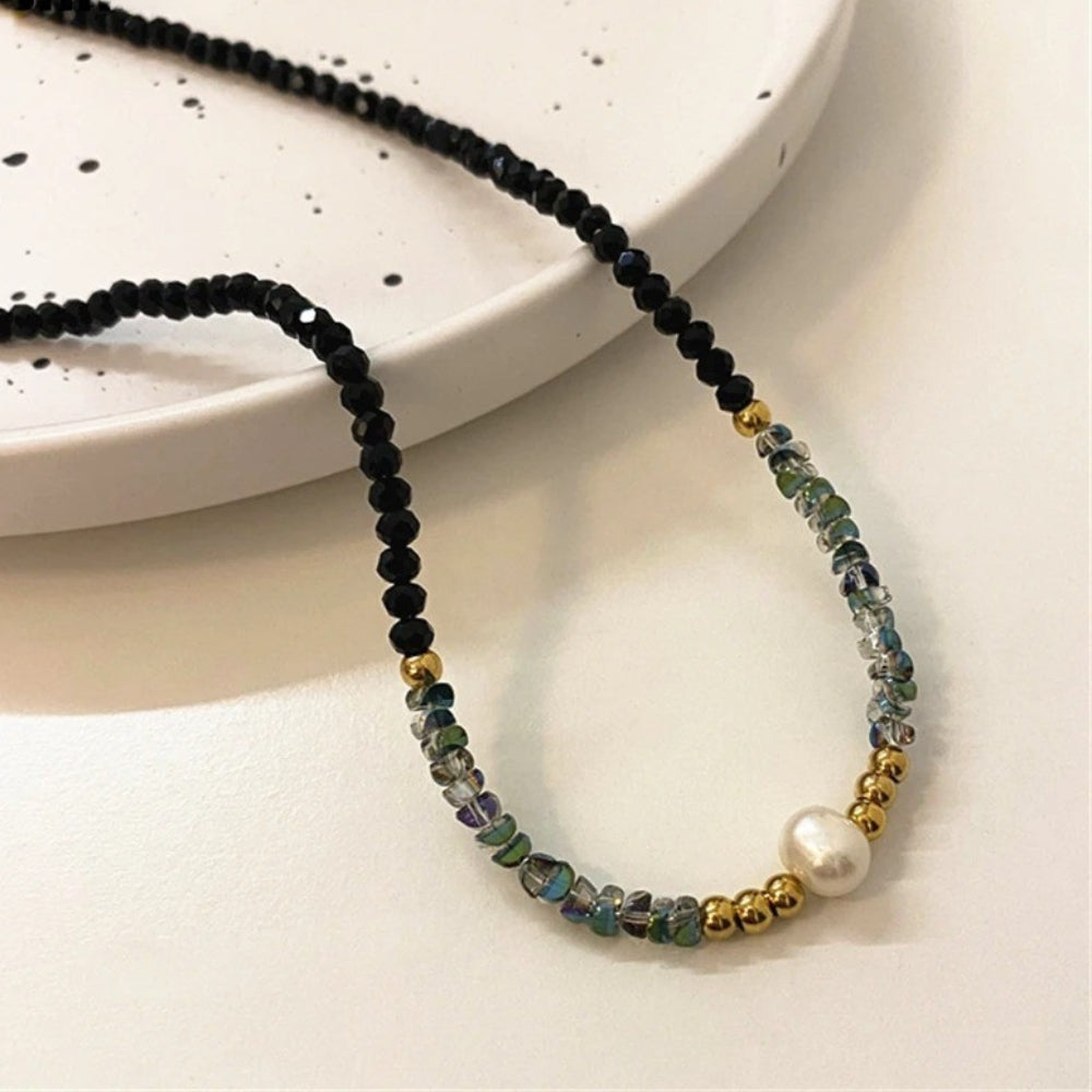 Collana con perle nere, oro e perle