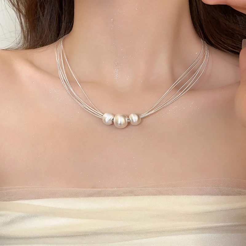 Collana con strati di perle bianche