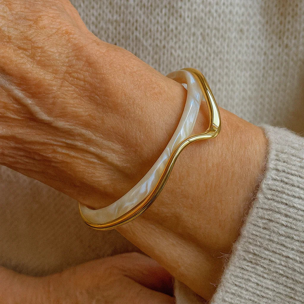 Bracciale Aperto Elegante in Smalto Bianco e Oro