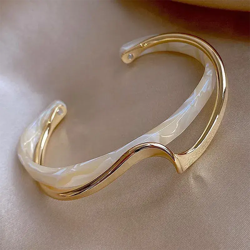 Bracciale Aperto Elegante in Smalto Bianco e Oro