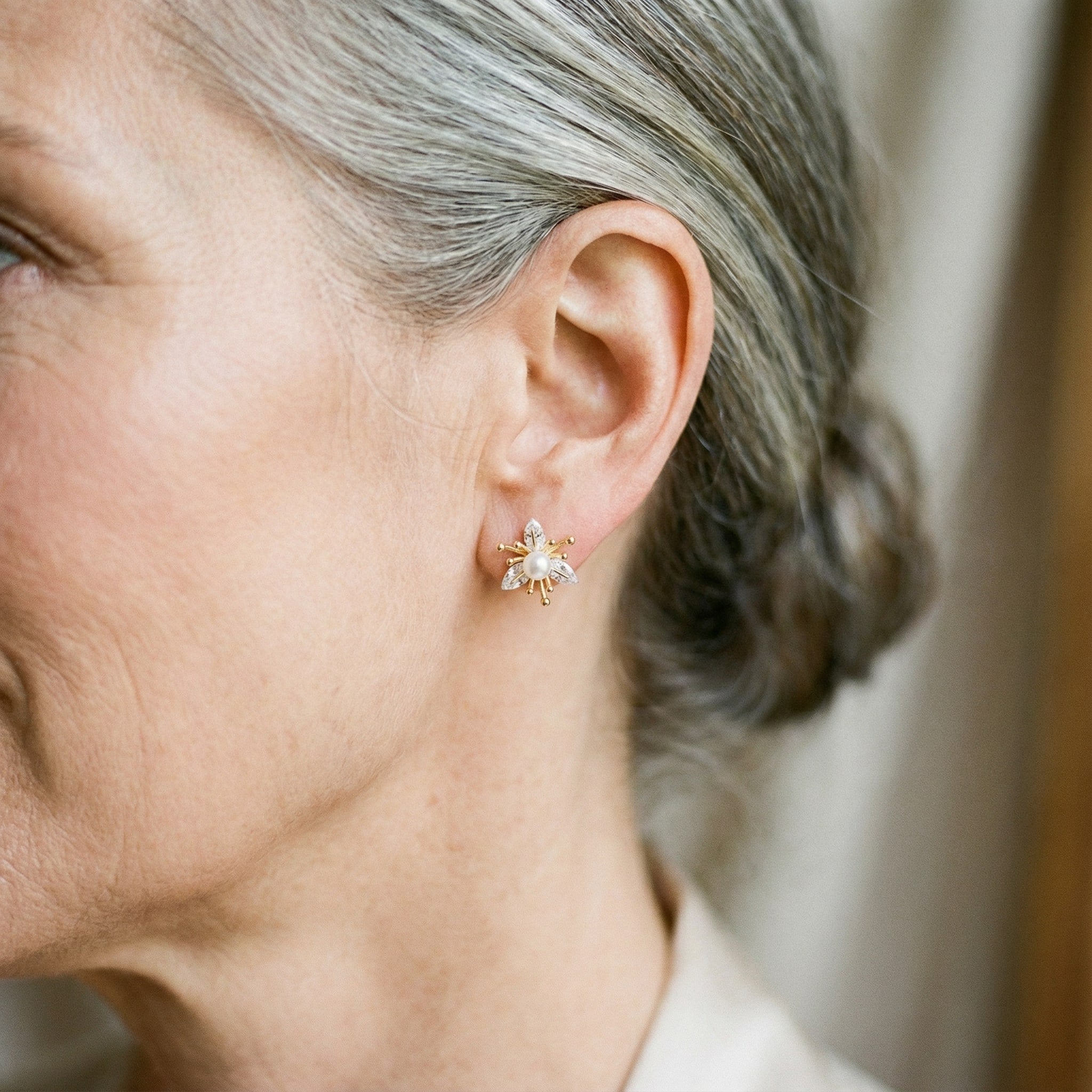 Orecchini a Pendente Fiore con Cristalli e Perle