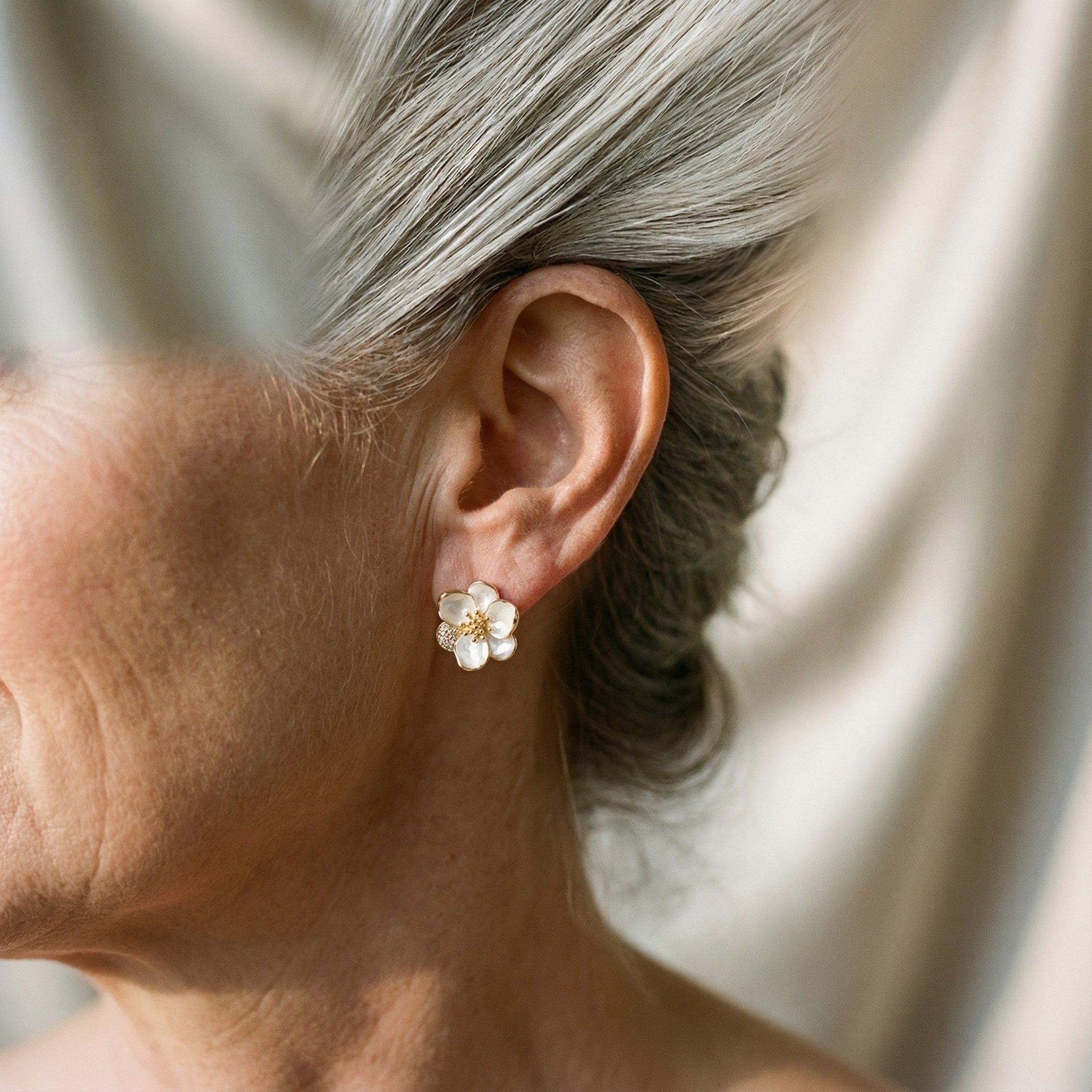 Orecchini Pendenti a Petalo in Oro