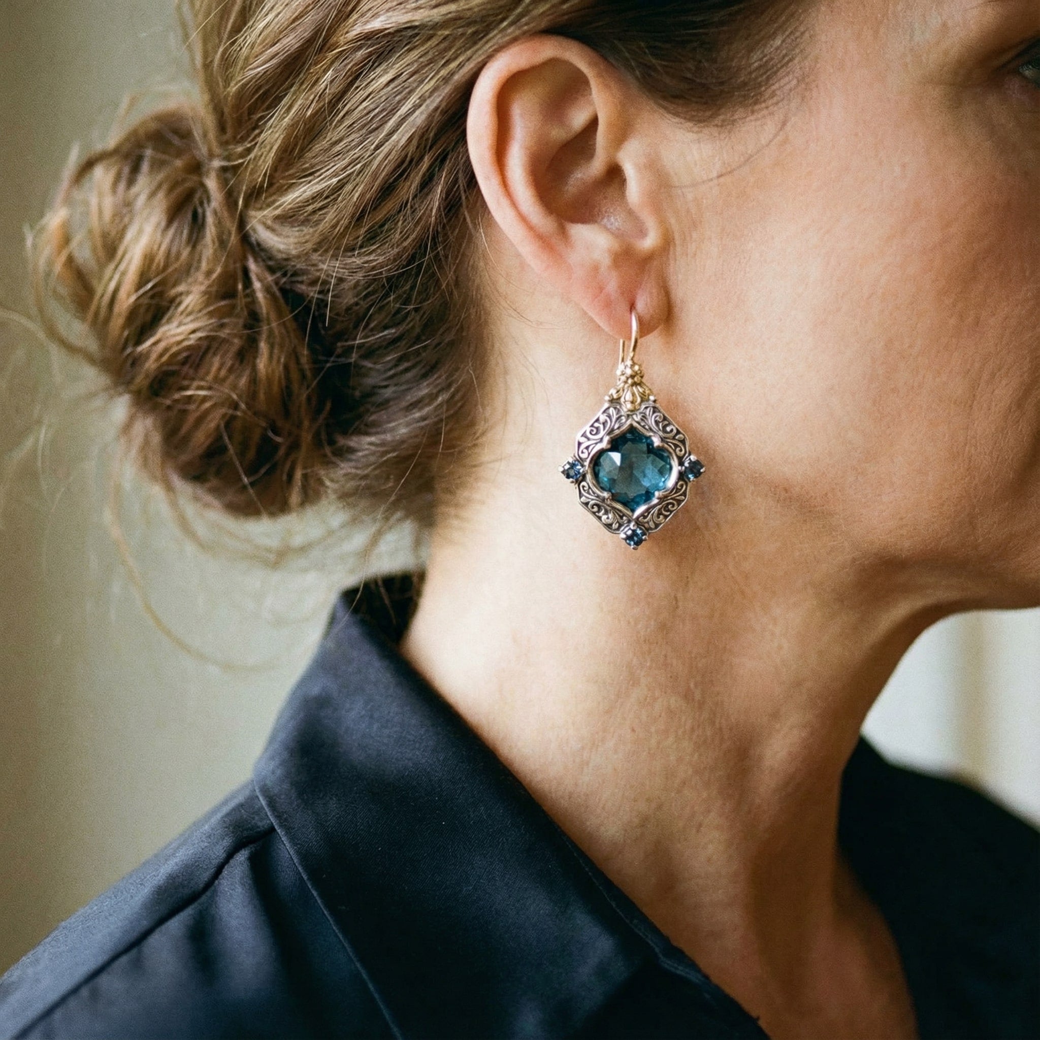 Orecchini Pendenti in Cristallo Blu con Oro e Argento