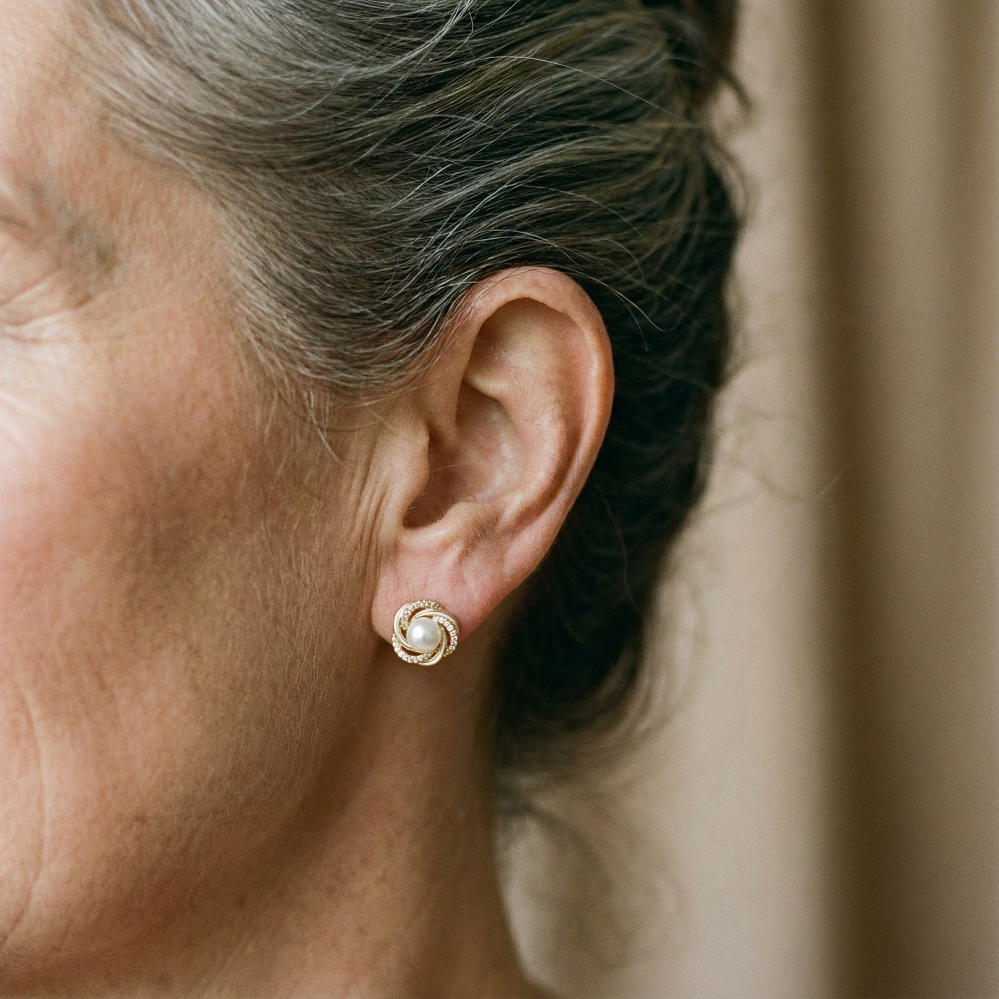 Orecchini Pendenti in Oro con Perle Rotonde e Zirconi