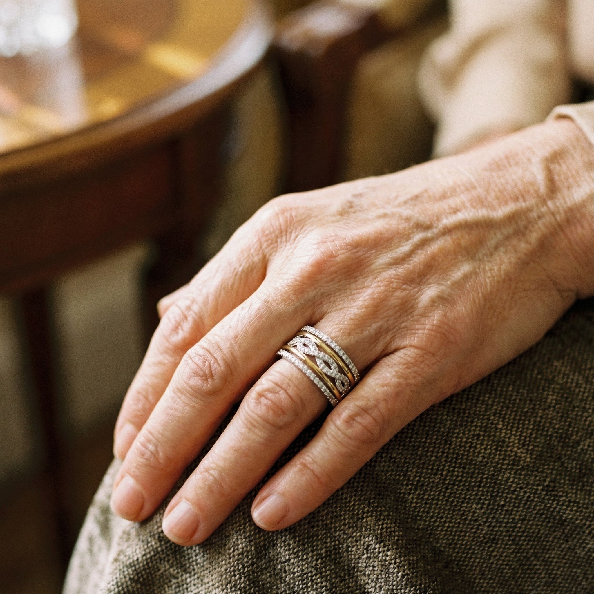 Anello Intrecciato Brillante con Zircone