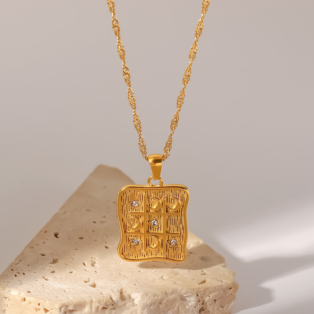 Alzbeta – Collana d'oro con piccoli pendenti simbolici