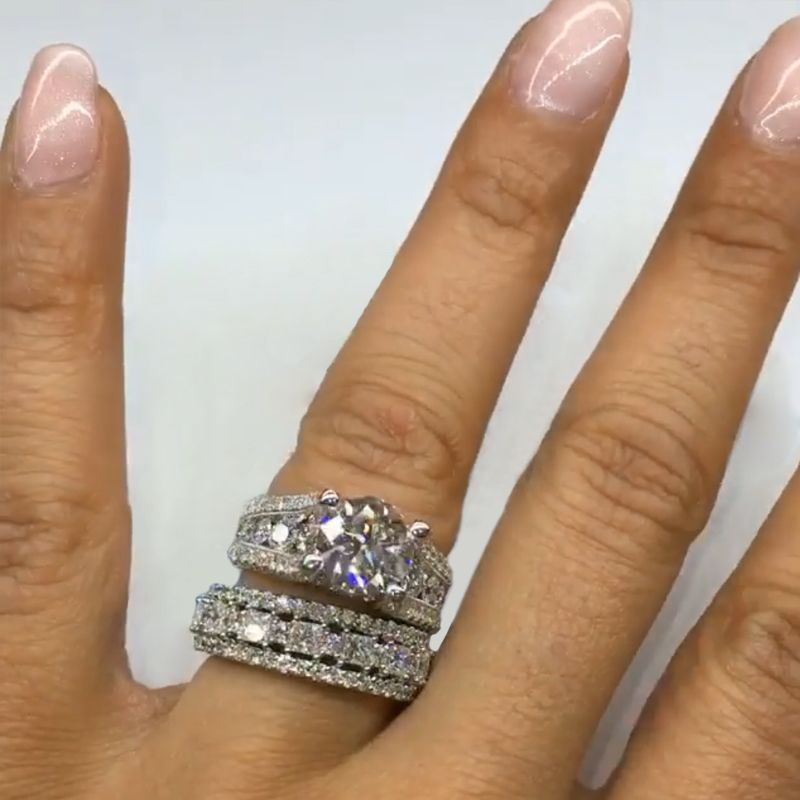 Anello largo con diamante e superficie brillante