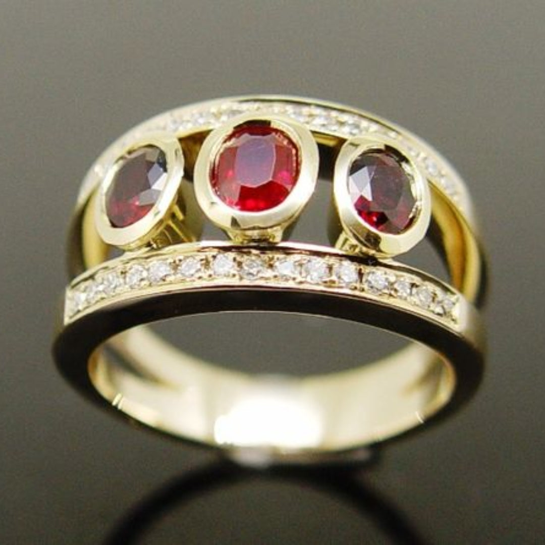 Anello Retro in Oro con Zirconia Rossa