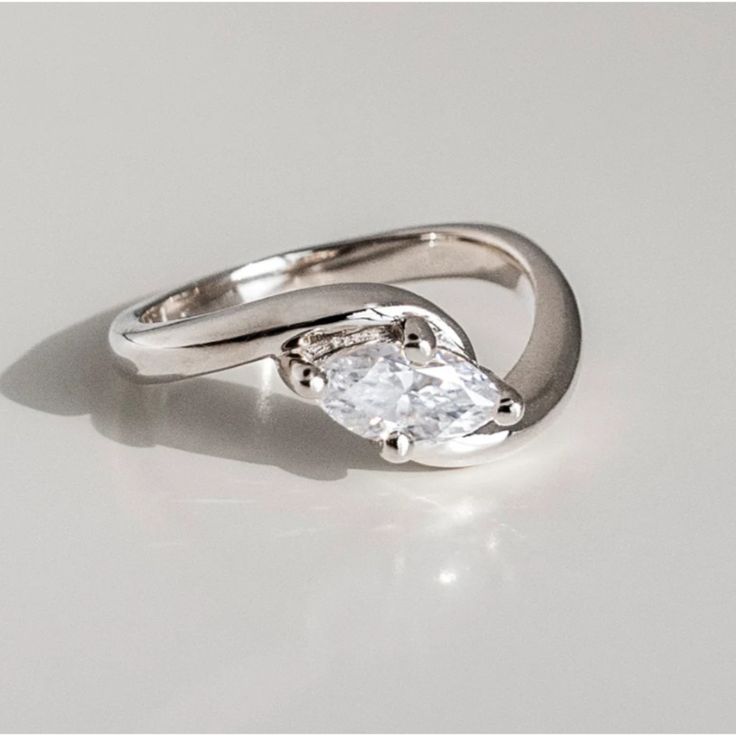 Anello retrò in argento ondulato con zirconia