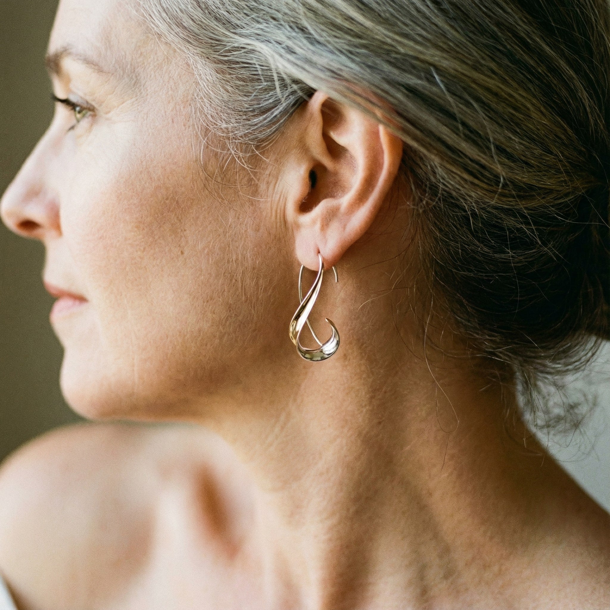 Orecchini pendenti dorati retrò