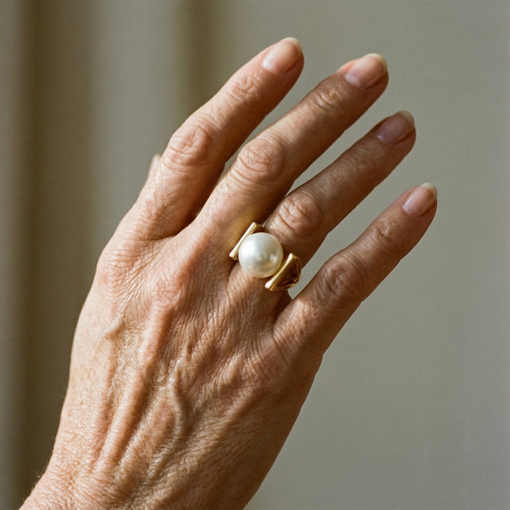 Anello retrò in oro con rivestimenti di perle