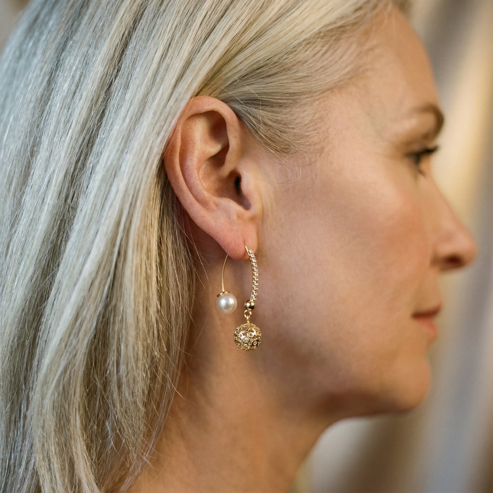 Orecchini pendenti retrò in oro con margherite