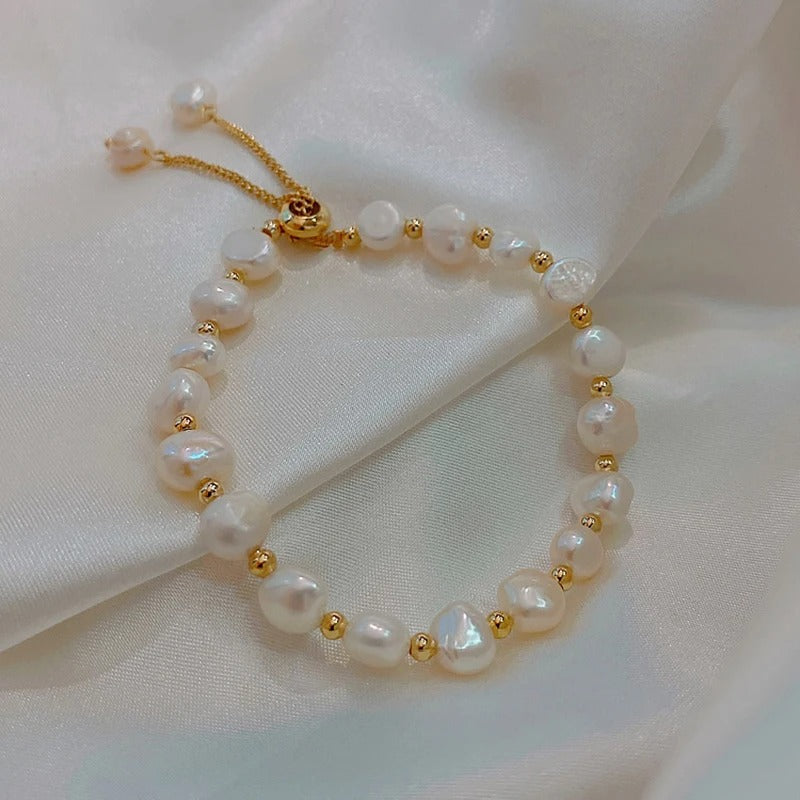 Bracciale bianco retrò con perle e dettagli dorati