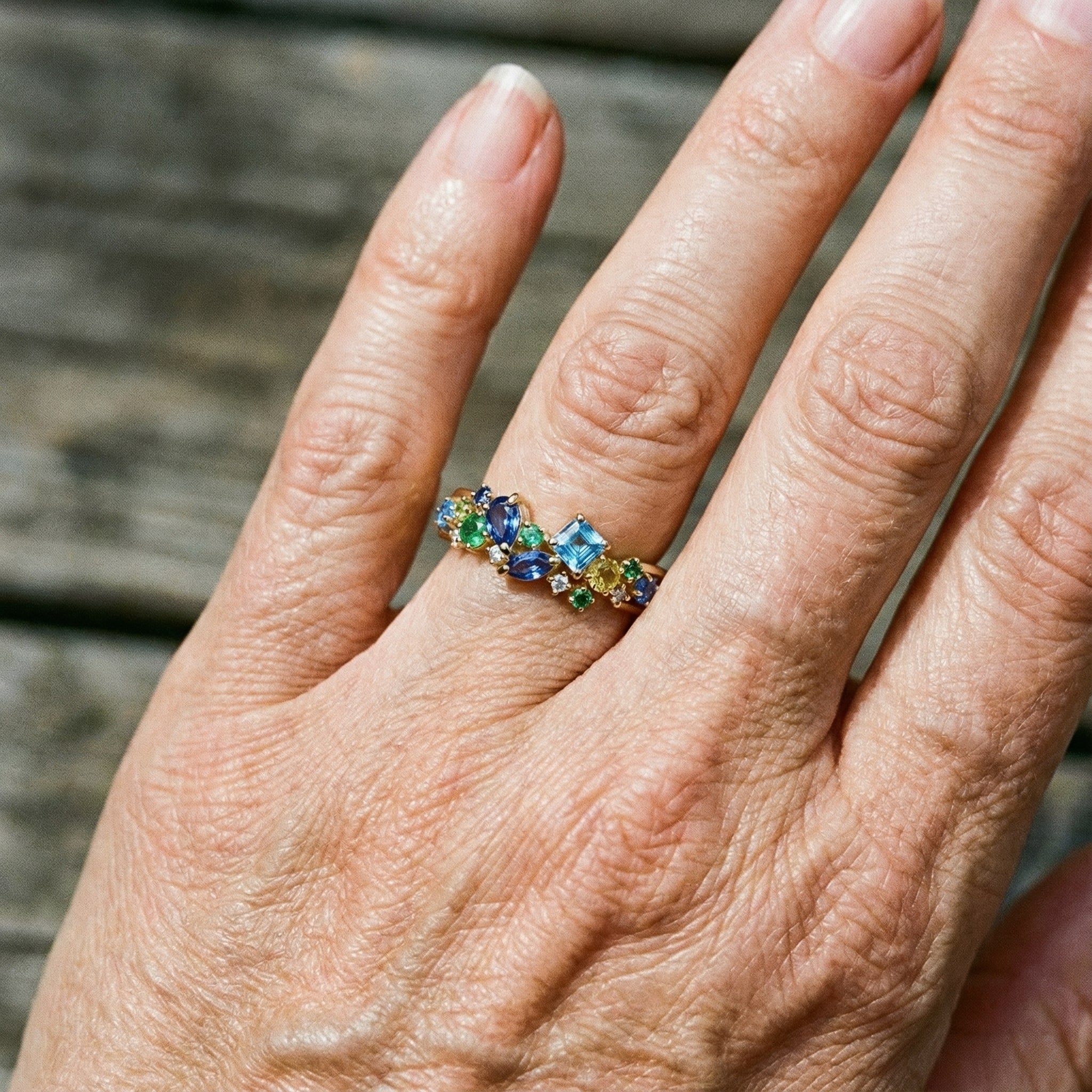 Anello retrò colorato con pietre preziose e oro