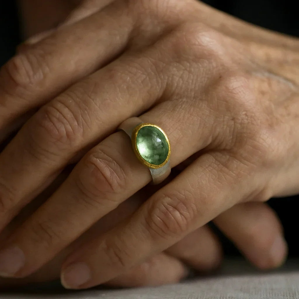 Anello verde retrò con pietra rotonda