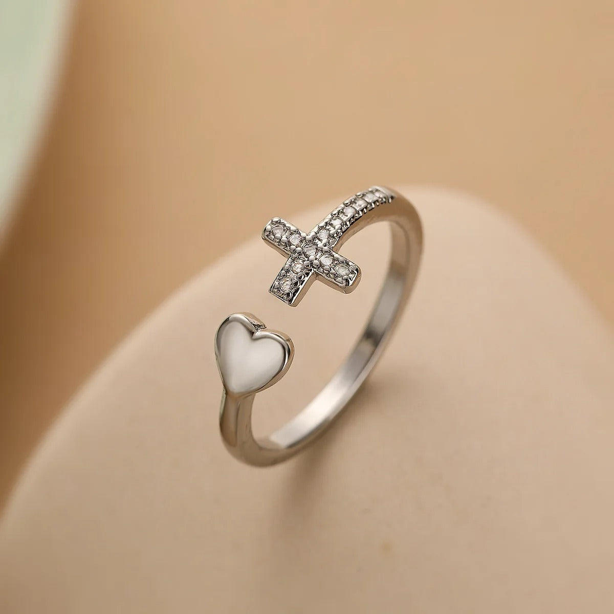 Anello regolabile in argento retro con croce "Amore"