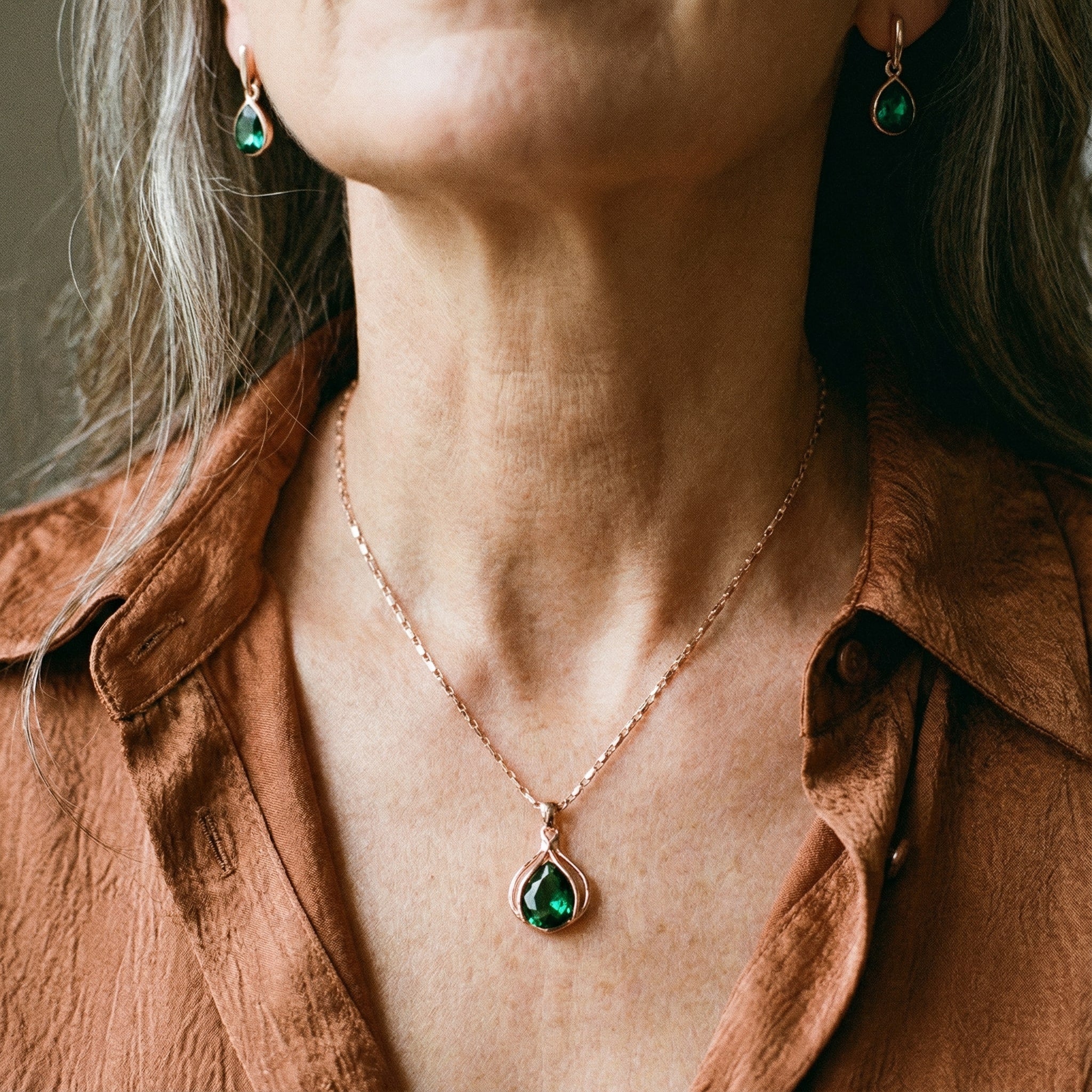 Set di collana e orecchini in cristallo verde e oro