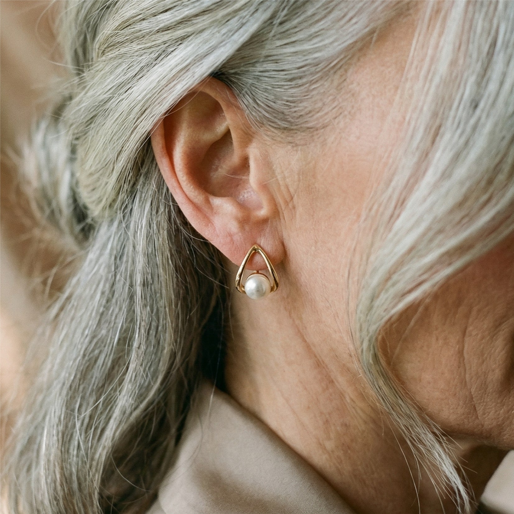 Orecchini Triangolari con Eleganti Perle