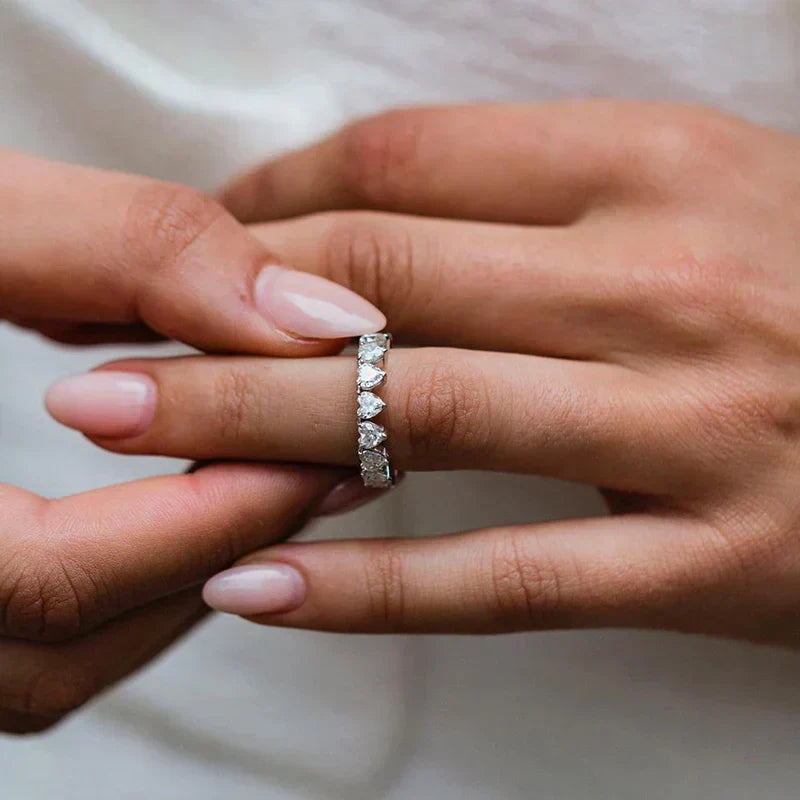 Fiona – Anello di diamante con un sottile bordo scintillante.