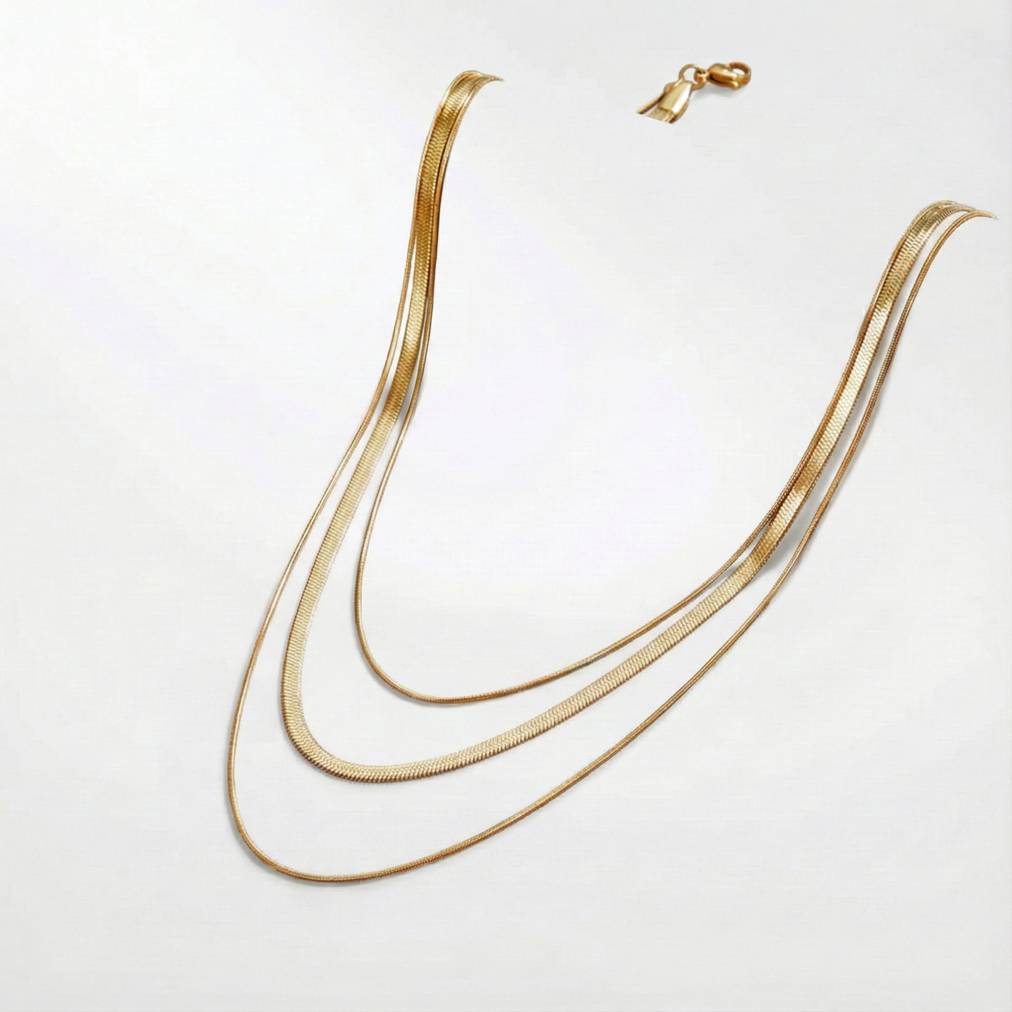 Antonie – Collana in oro a più livelli con struttura pulita.