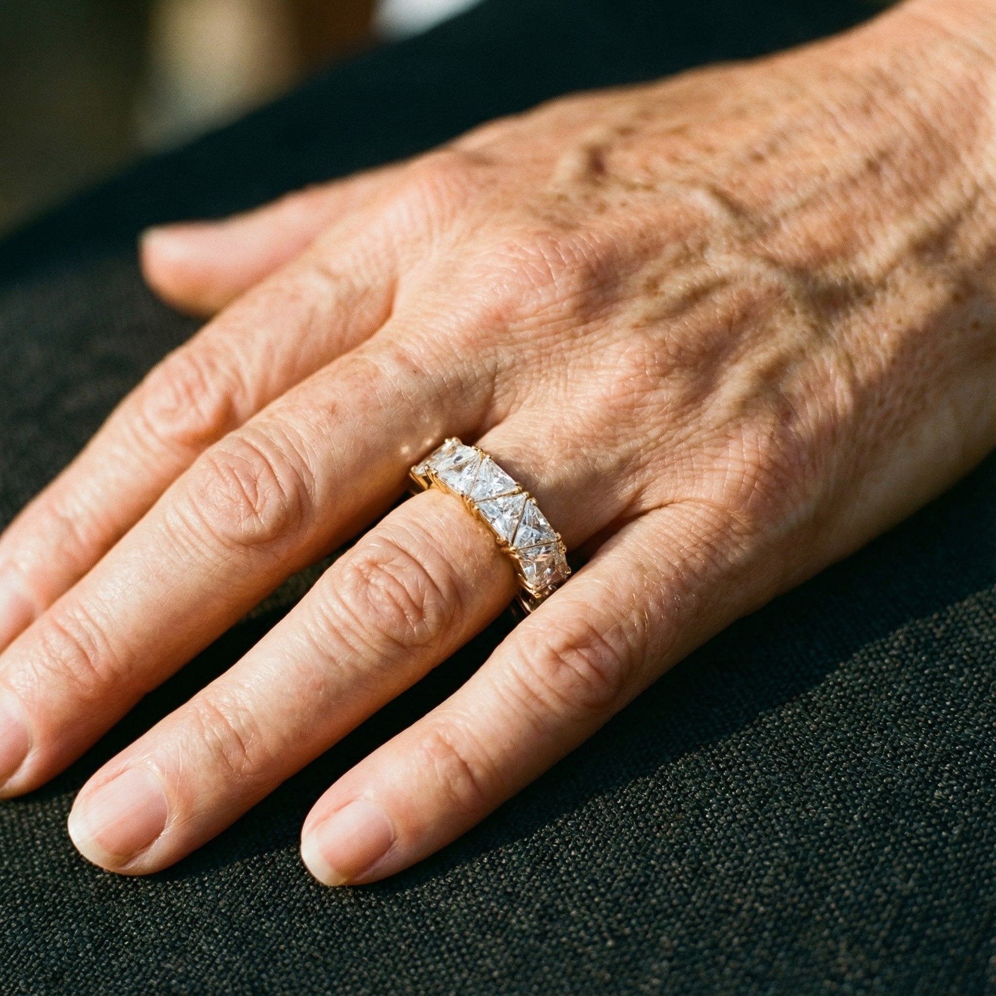 Anello Triangolare Vintage con Pietre in Oro