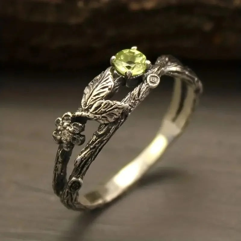 Anello vintage in argento con pietra verde a forma di foglia