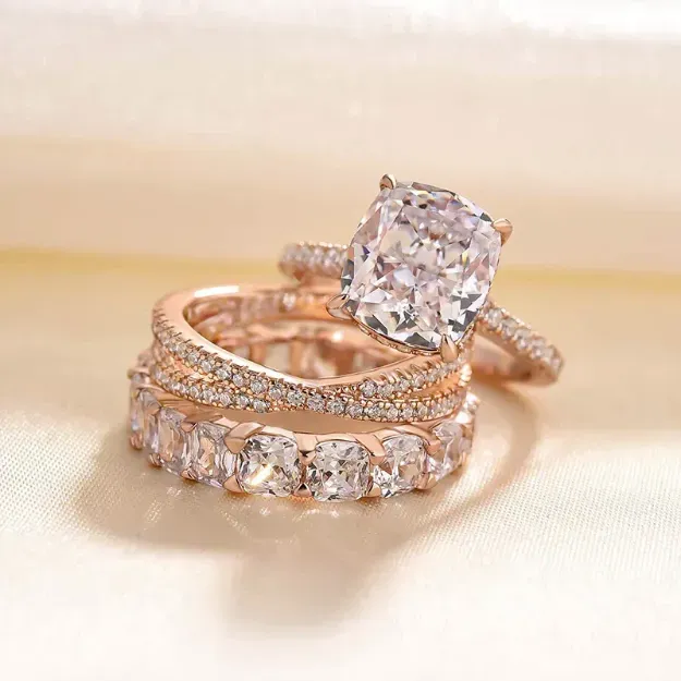 Iris – Anello con diamante e pietra ovale.