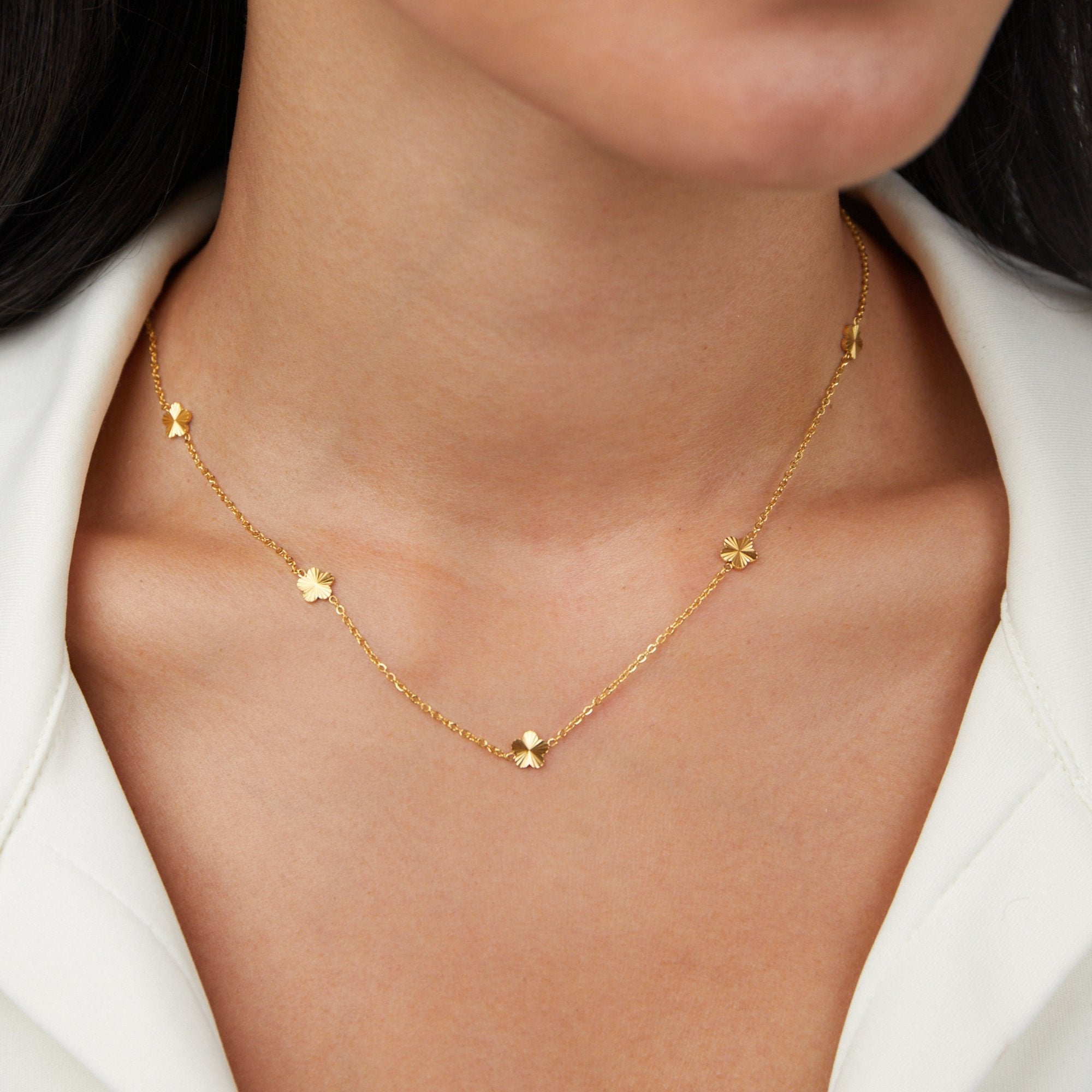 Kathrin – Collana con dettagli colorati sottili.