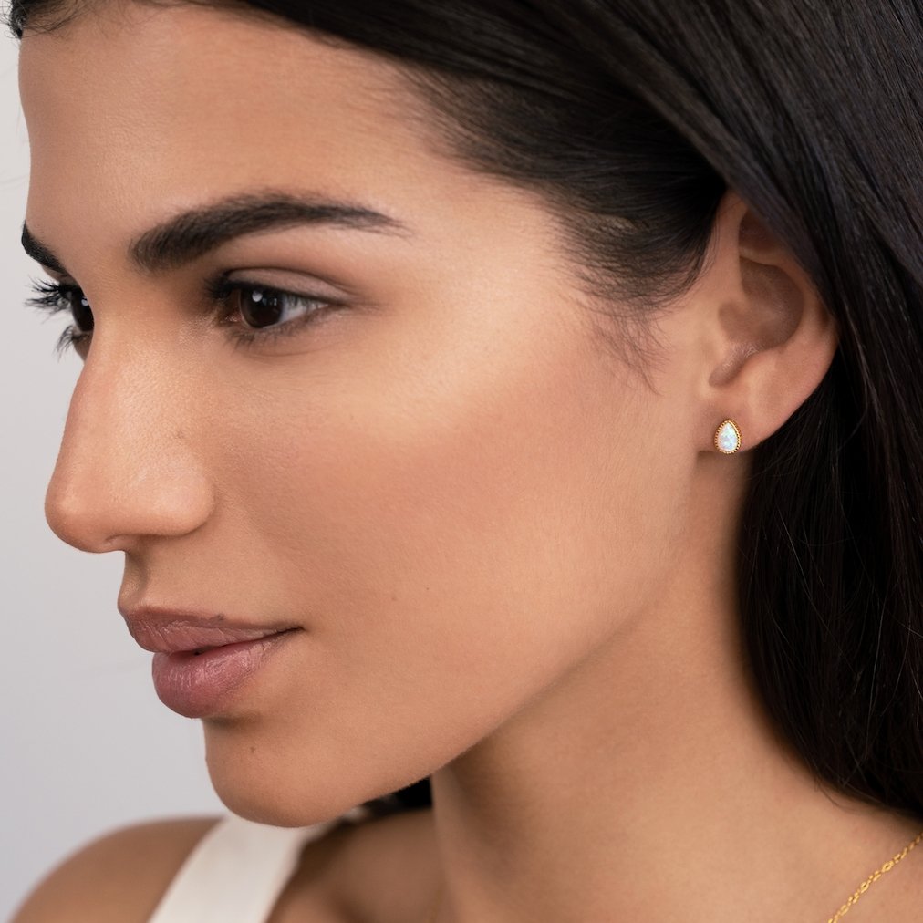 Melina – Orecchini d'oro piccoli con una sottile incisione.