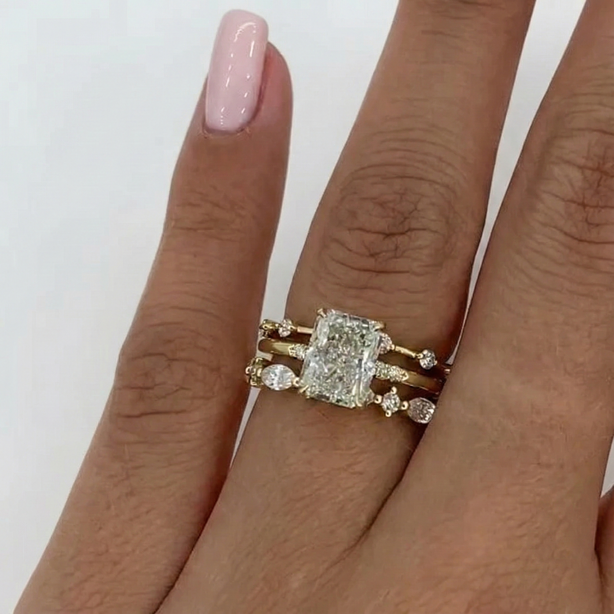 Nora – Anello con diamante in design stratificato