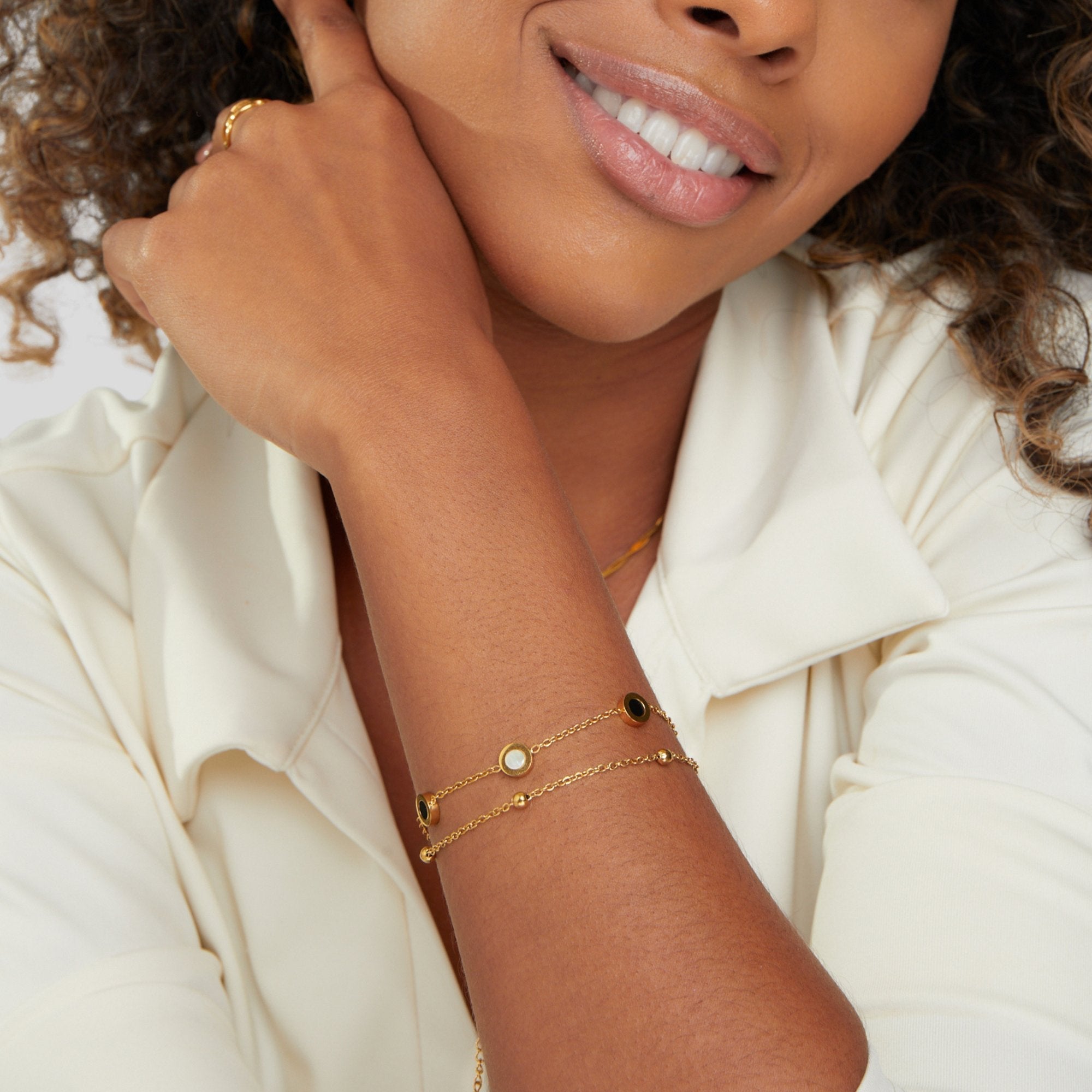 Carla – Bracciale dorato con elementi rotondi morbidi e contrastanti