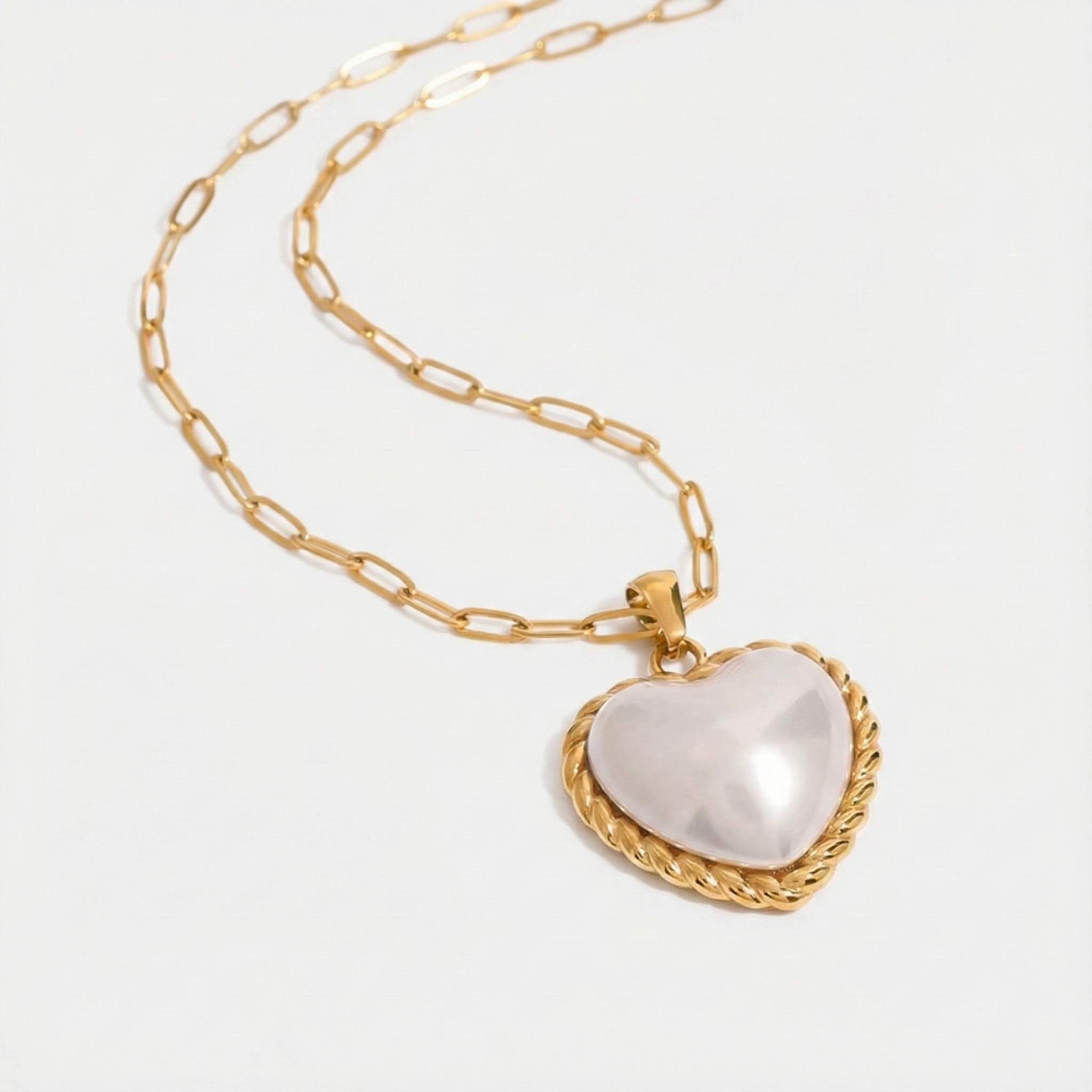 Viktorie – Collana dorata con elegante pendente.
