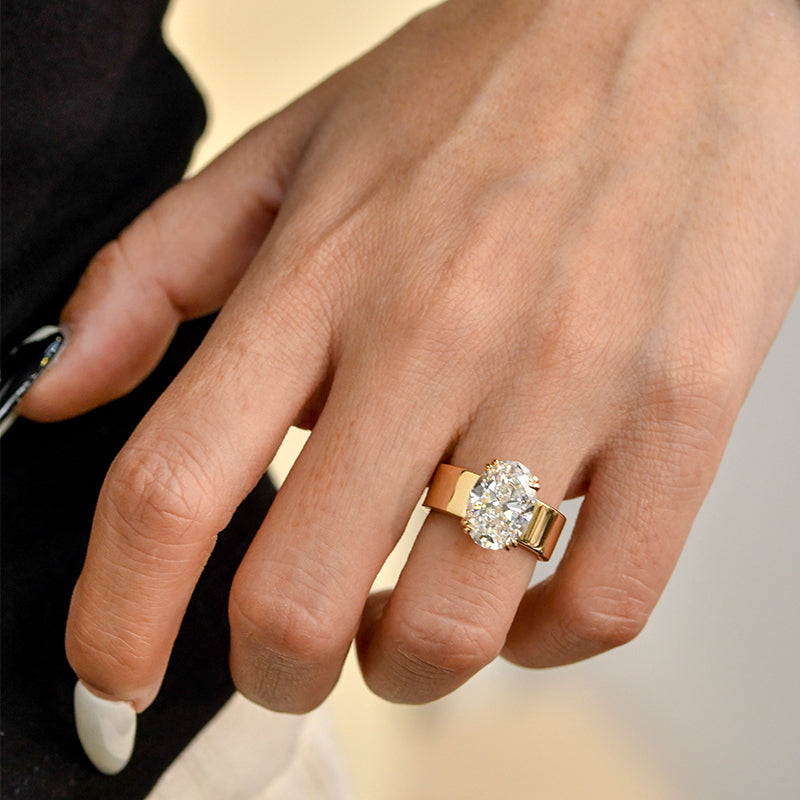 Lara – Anello solitario con pietra rotonda in finitura dorata.