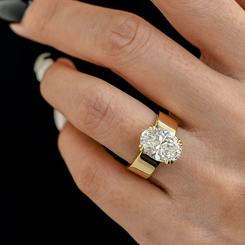 Lara – Anello solitario con pietra rotonda in finitura dorata.